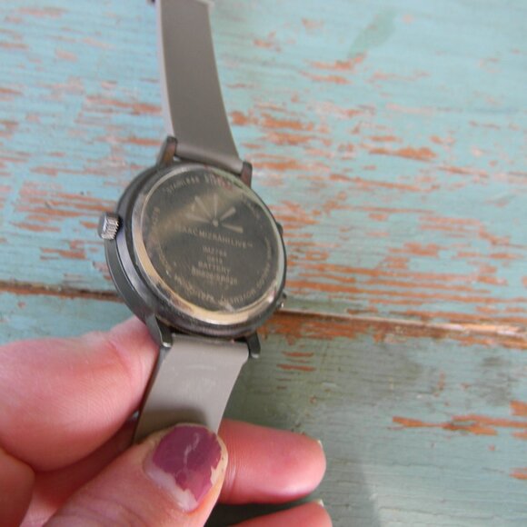 ISAAC MIZRAHI GRAY/SILVER STAINLESS NEUTRAL MINIMALIST WATCH **NEEDS BATTERY - Picture 5 of 7